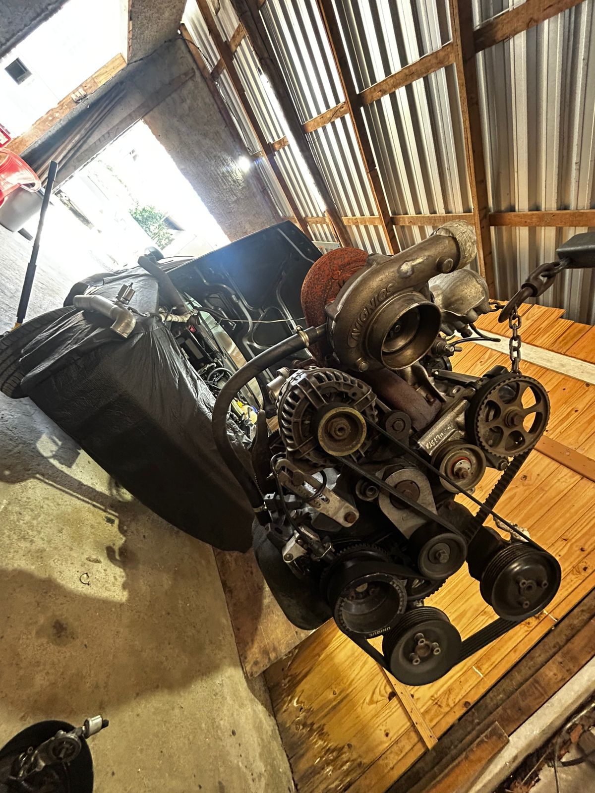 Mecânico em atividade na oficina DIECAR